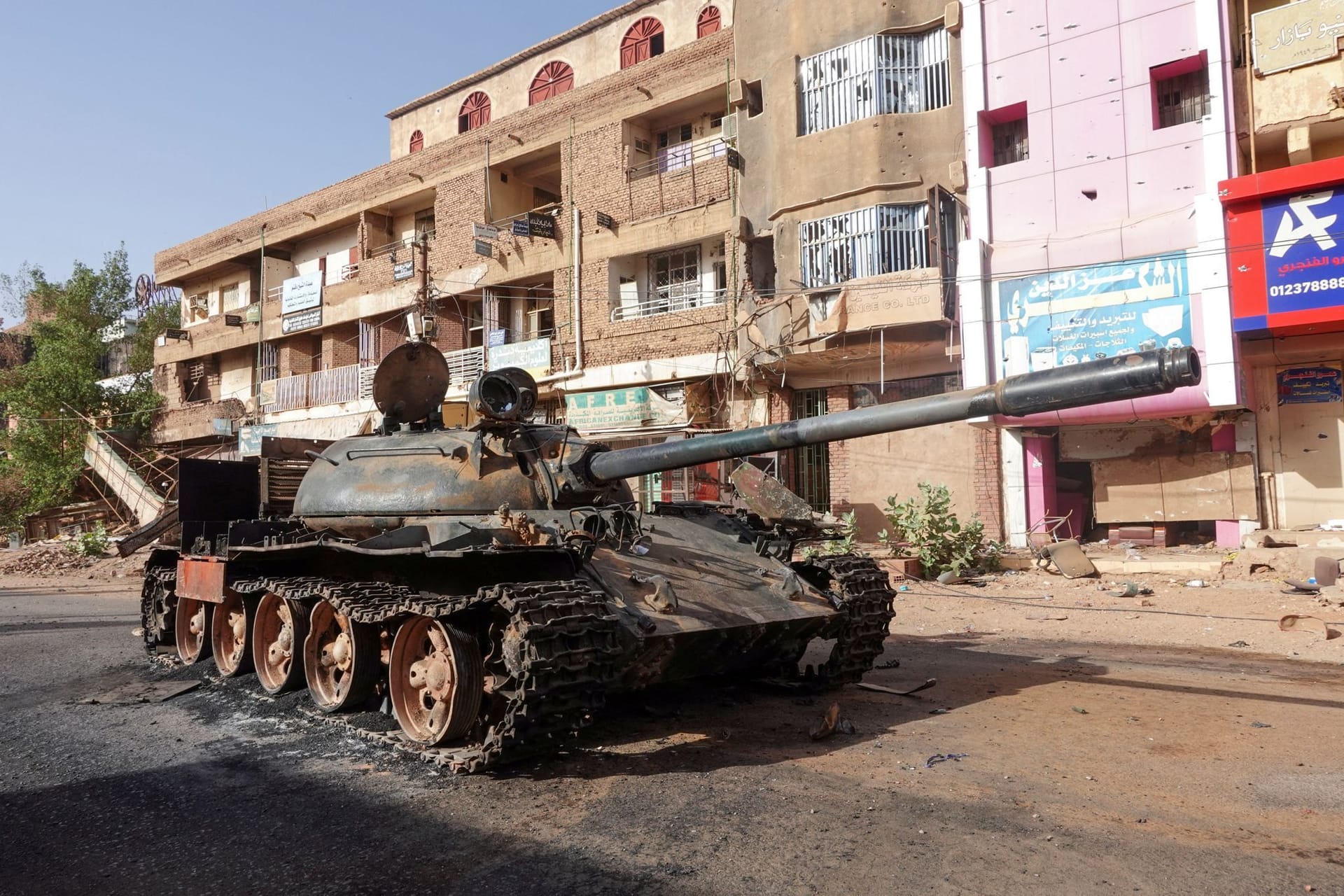 Ein zerstörter Panzer der sudanesischen Armee: In dem ostafrikanischen Land tobt seit über einem Jahr ein blutiger Bürgerkrieg.