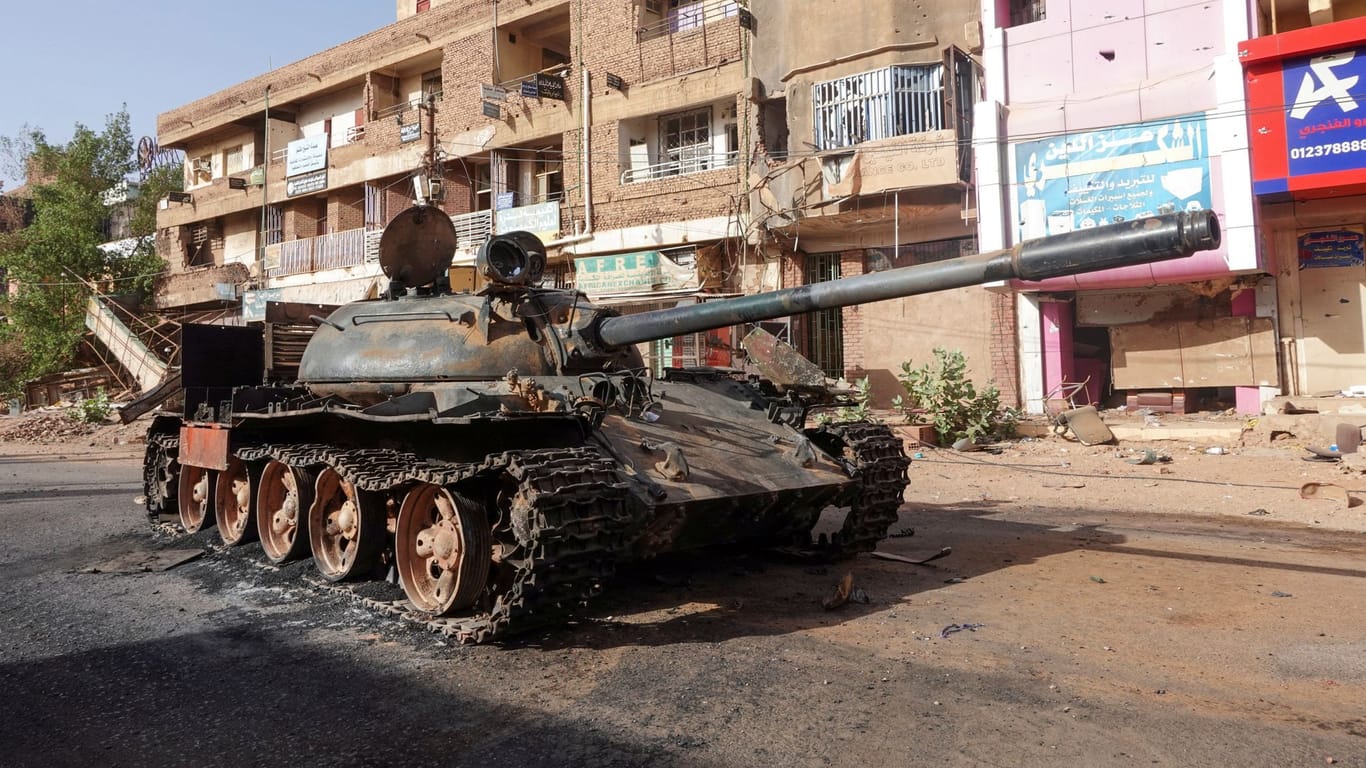 Ein zerstörter Panzer der sudanesischen Armee: In dem ostafrikanischen Land tobt seit über einem Jahr ein blutiger Bürgerkrieg.