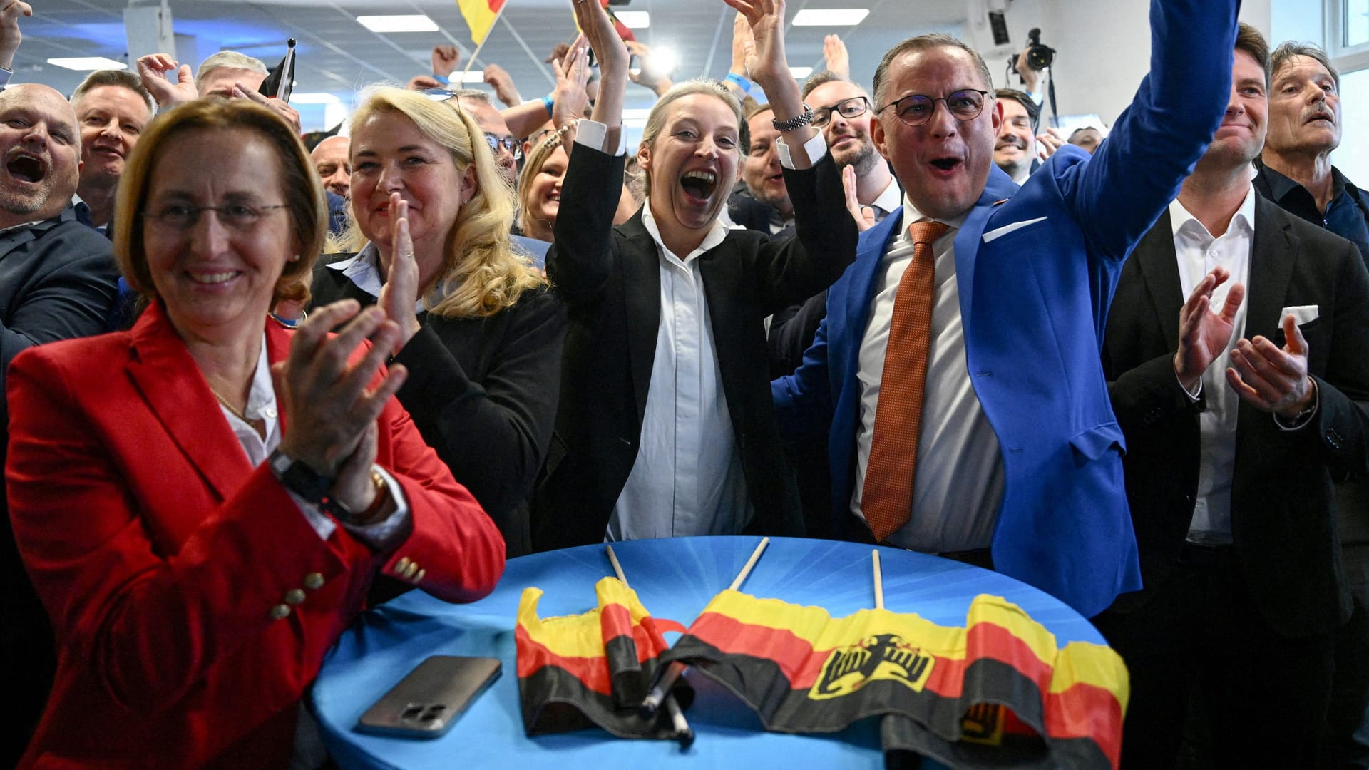 AfD-Politiker Alice Weidel und Tino Chrupalla (m. r.): Die Partei ist in Ostdeutschland teils auf dem Weg zur Volkspartei, sagt Steffen Mau.