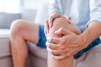 Knieschmerzen: Vor allem bei Arthrose sind die Knie häufig betroffen.