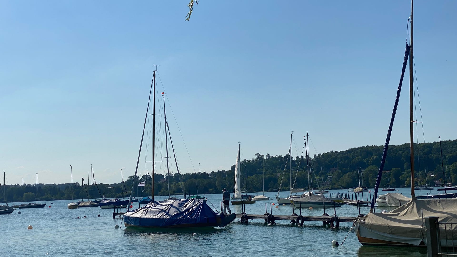 Der Wörthsee eignet sich nicht nur zum Schwimmen, sondern auch zum Segeln.