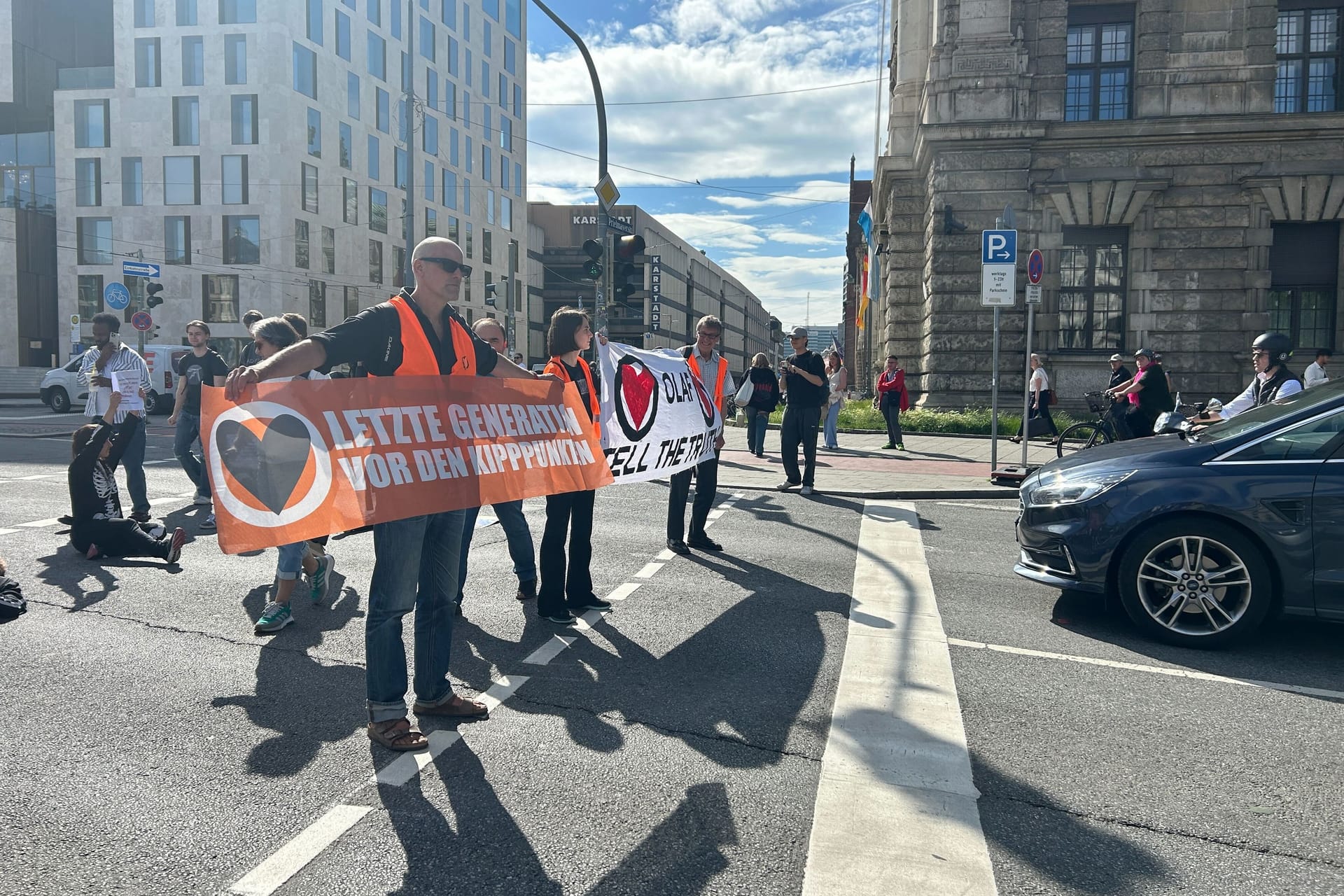 Aktivisten der Letzten Generation mit Bannern auf der Straße am Stachus.