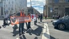 Aktivisten der Letzten Generation mit Bannern auf der Straße am Stachus.