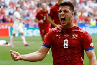 Luka Jović jubelt: Der Ex-Bundesliga-Star rettete Serbien in letzter Sekunde vor der zweiten Niederlage.