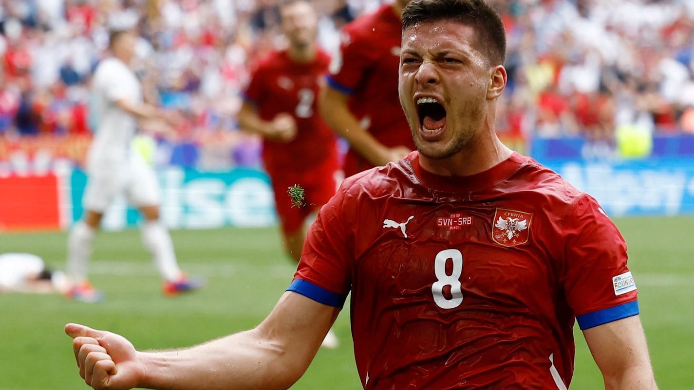 Luka Jović jubelt: Der Ex-Bundesliga-Star rettete Serbien in letzter Sekunde vor der zweiten Niederlage.