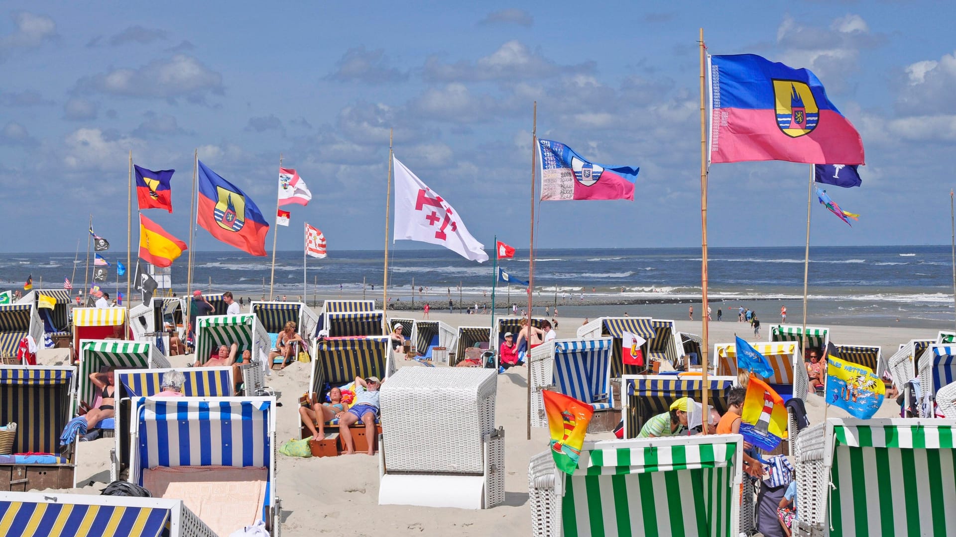 Menschen in Strandkörben am Nordseestrand von Wangerooge: