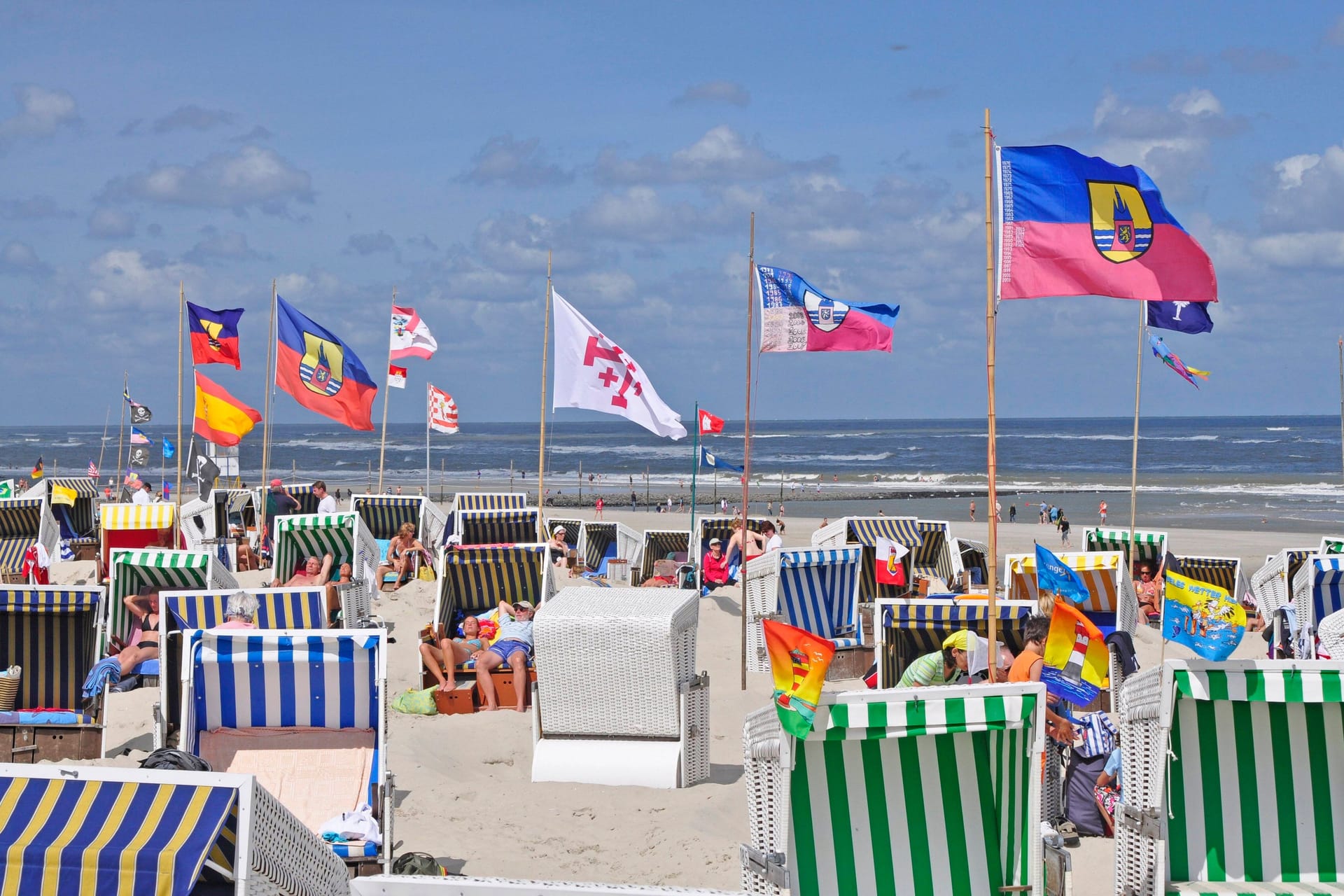 Menschen in Strandkörben am Nordseestrand von Wangerooge: