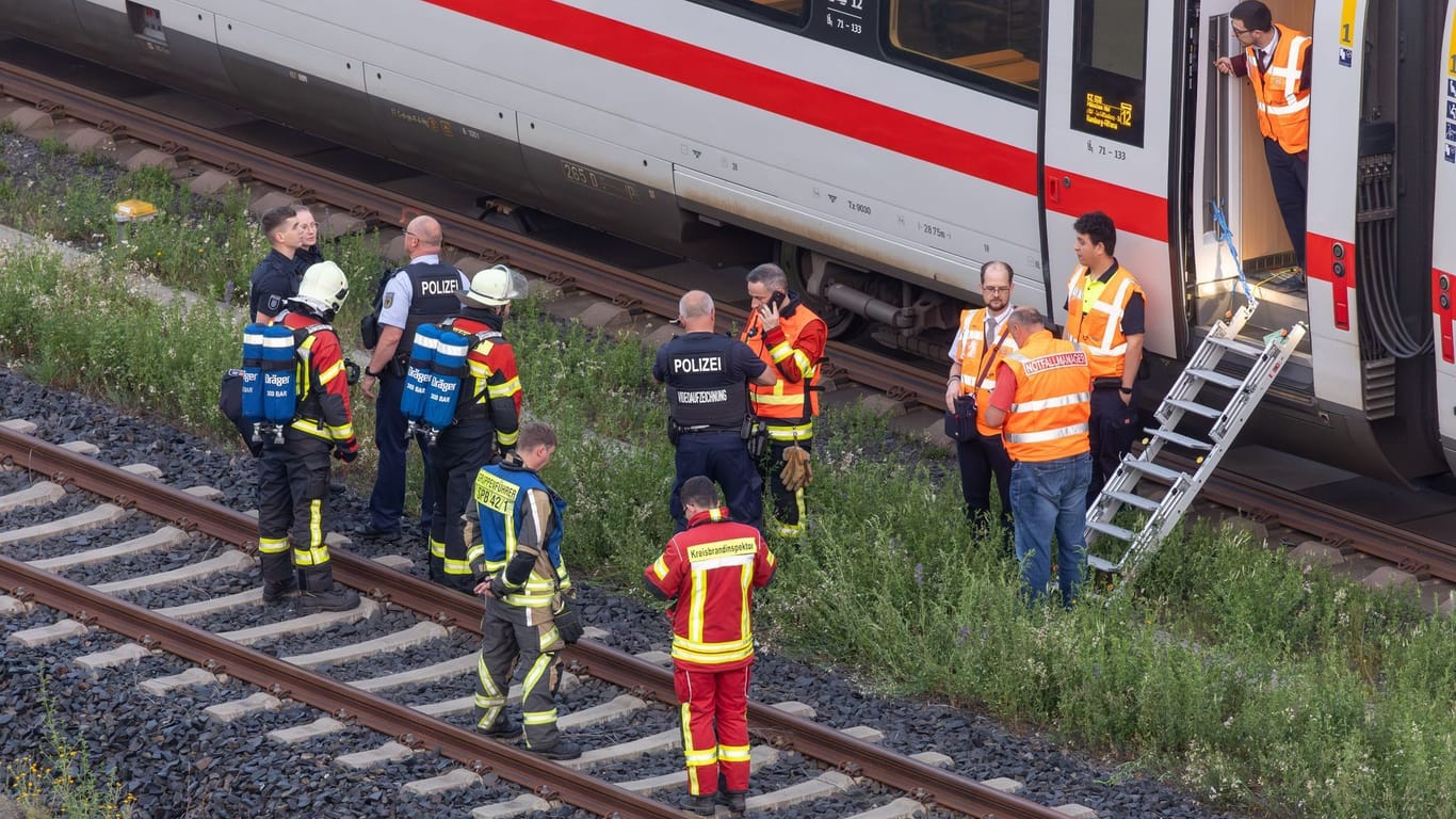 Rauch im ICE - Zug muss in Thüringen stoppen