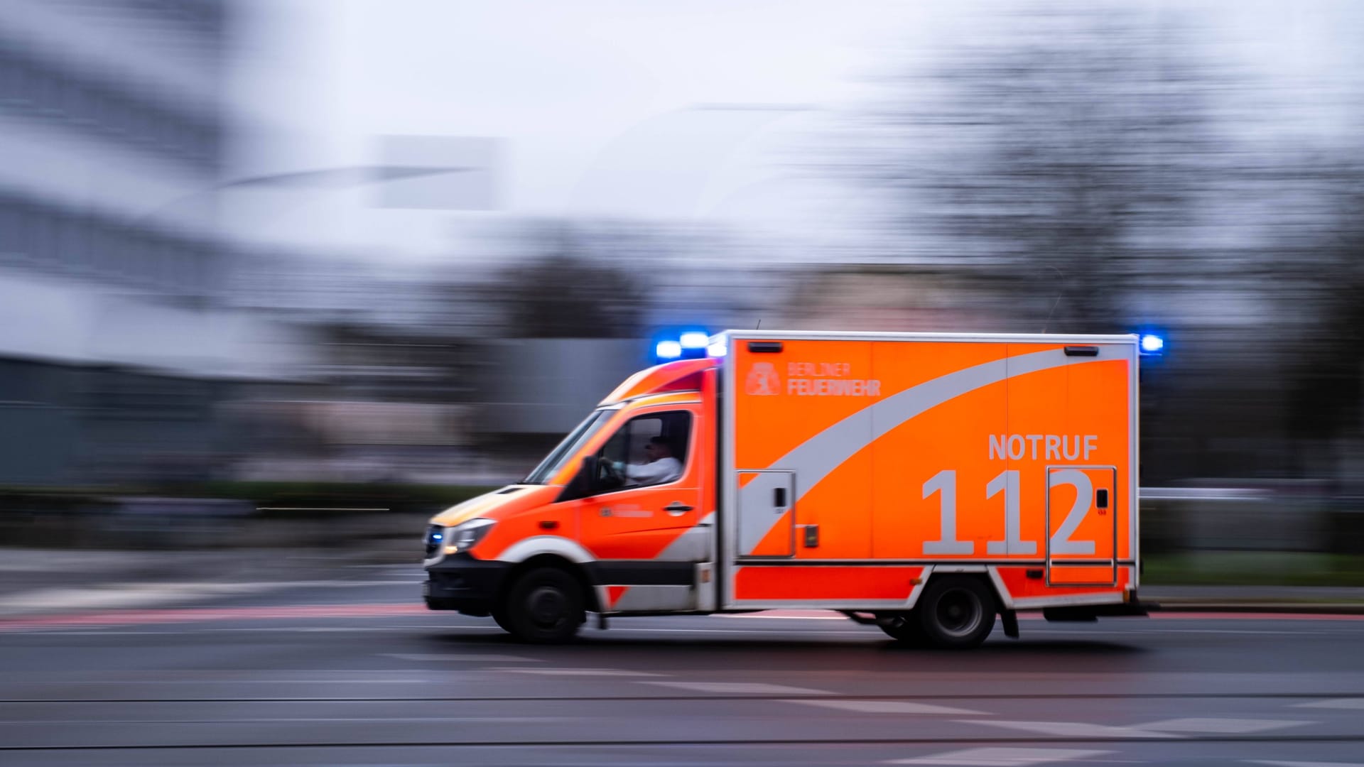 Ein Rettungswagen in Berlin (Archivbild): In Karow ist eine Seniorin bei einem Verkehrsunfall gestorben.