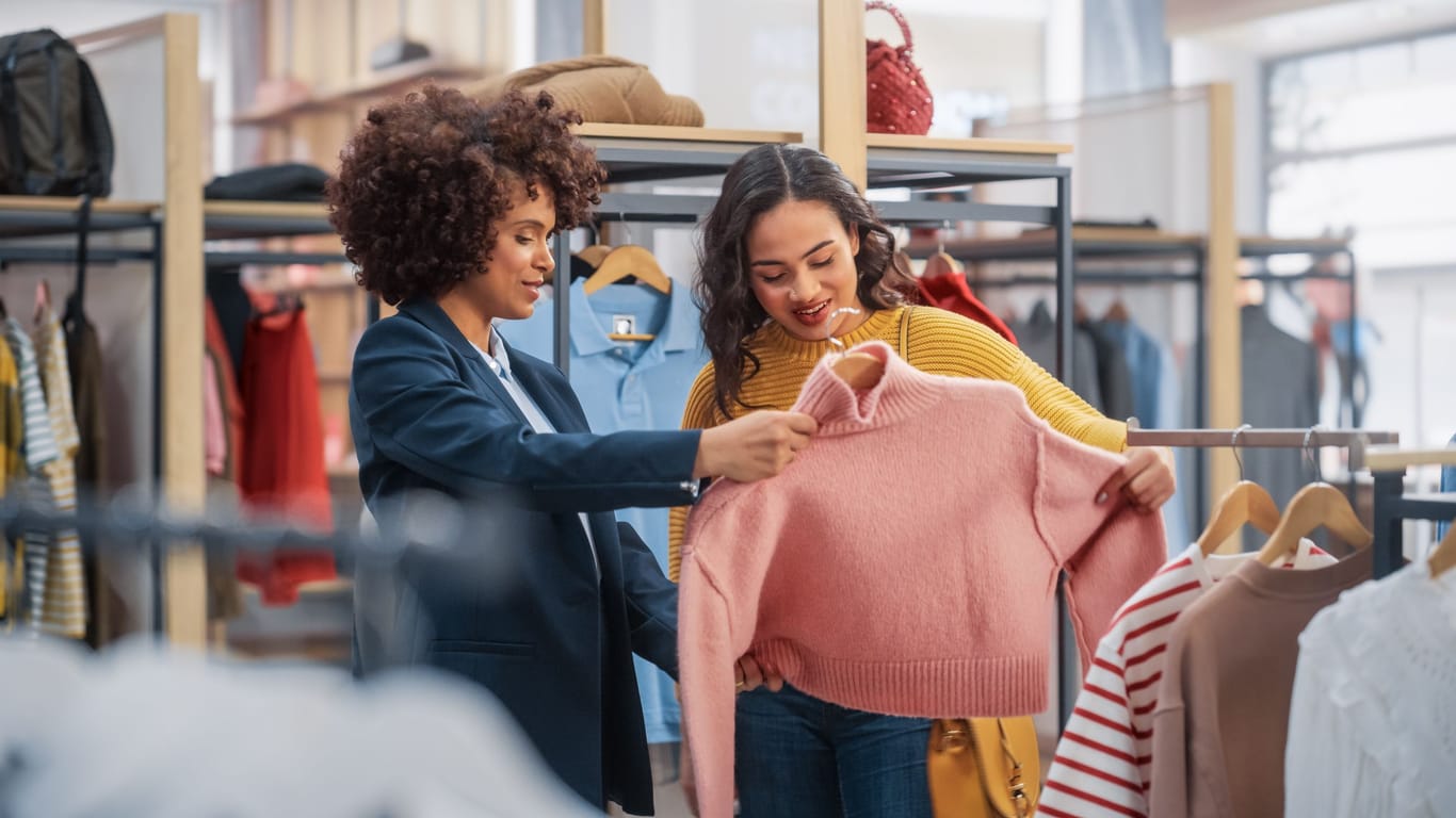 Shopping in einem stationären Einzelhandelsgeschäft