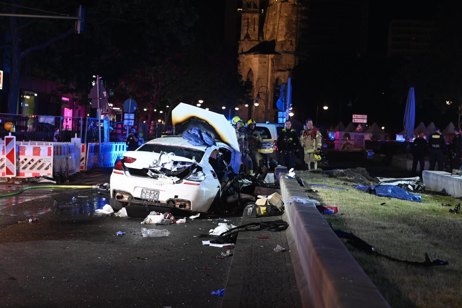 Erneut Horror-Crash an der Tauentzienstraße hochmotorisierter BMW rast in Betonrabatte auf Mittelinsel