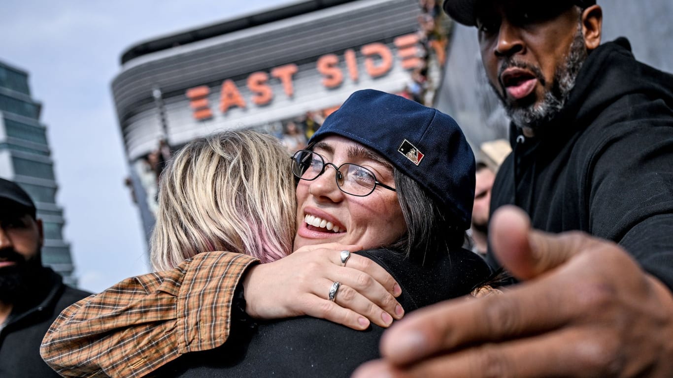 07.06.2024, Berlin: Die US-amerikanische Sängerin Billie Eilish umarmt einen Fan. Die Künstlerin möchte bei einer Werbeaktion auf ihr neues Album «Hit me hard and soft» aufmerksam machen.