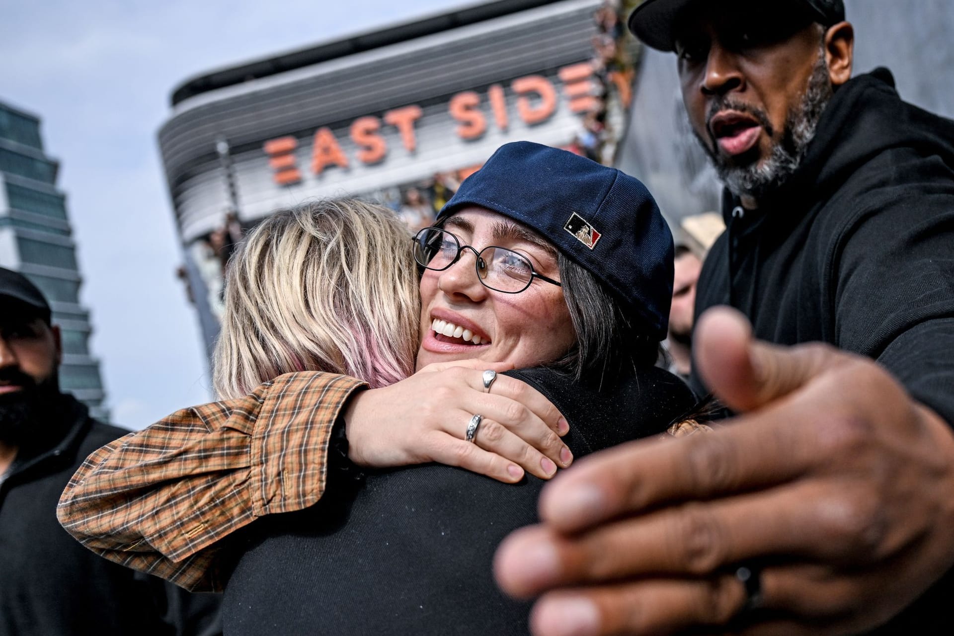 07.06.2024, Berlin: Die US-amerikanische Sängerin Billie Eilish umarmt einen Fan. Die Künstlerin möchte bei einer Werbeaktion auf ihr neues Album «Hit me hard and soft» aufmerksam machen.