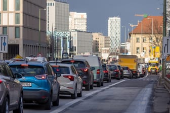Stau auf der Leipziger Straße (Archivfoto): Nirgendwo in Deutschland verbringen Autofahrer mehr Zeit im Stau als in Berlin.