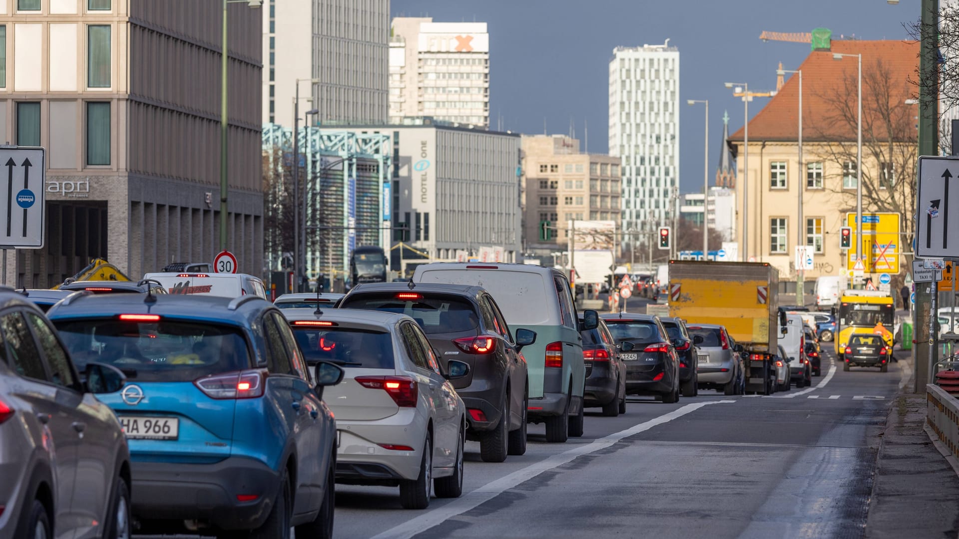 Stau auf der Leipziger Straße (Archivfoto): Nirgendwo in Deutschland verbringen Autofahrer mehr Zeit im Stau als in Berlin.