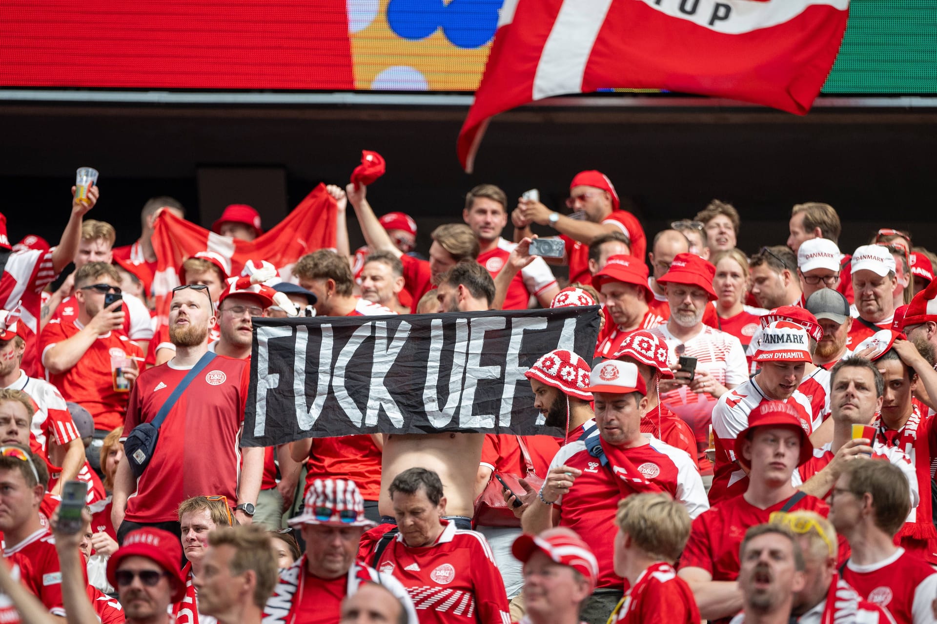 Dänische Fans hielten ein Banner, das für Unruhe sorgte.