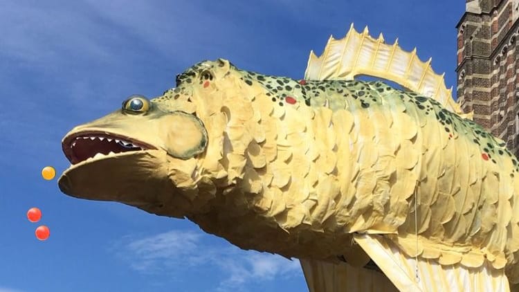 Vladimir Der fünfeinhalb Meter lange Fisch des Circus Theater Vladimir wird über den Köpfen der Gäste durch den Garten "schwimmen".