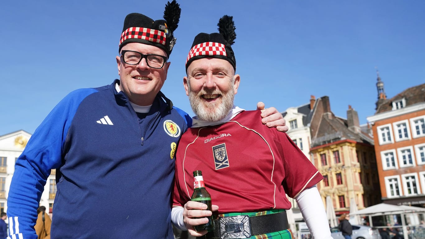 Zwei Schottland-Fans vor einem Fußballspiel: Bei der EM in Deutschland gibt's für Liebhaber leckeres Bier.