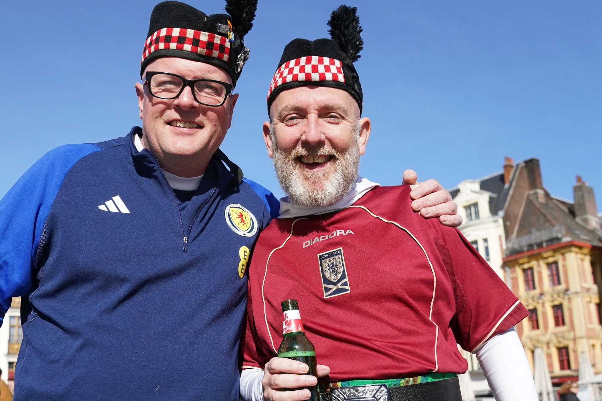 Zwei Schottland-Fans vor einem Fußballspiel: Bei der EM in Deutschland gibt's für Liebhaber leckeres Bier.