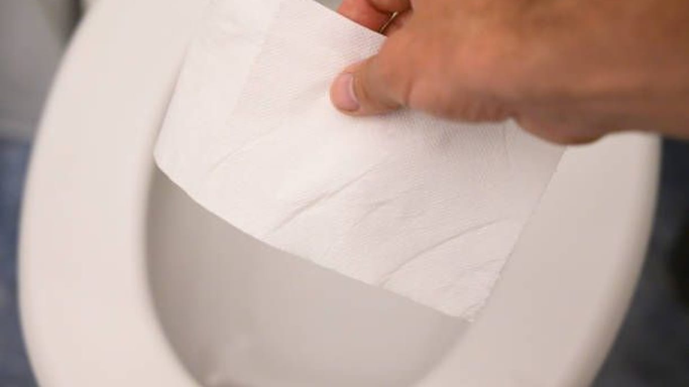 Klopapier auf dem Toilettensitz: Es ist eine weit verbreitete Technik, um nicht mit Keimen oder Urinrückständen in Kontakt zu kommen.