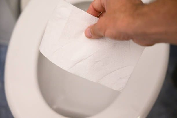 Klopapier auf dem Toilettensitz: Es ist eine weit verbreitete Technik, um nicht mit Keimen oder Urinrückständen in Kontakt zu kommen.