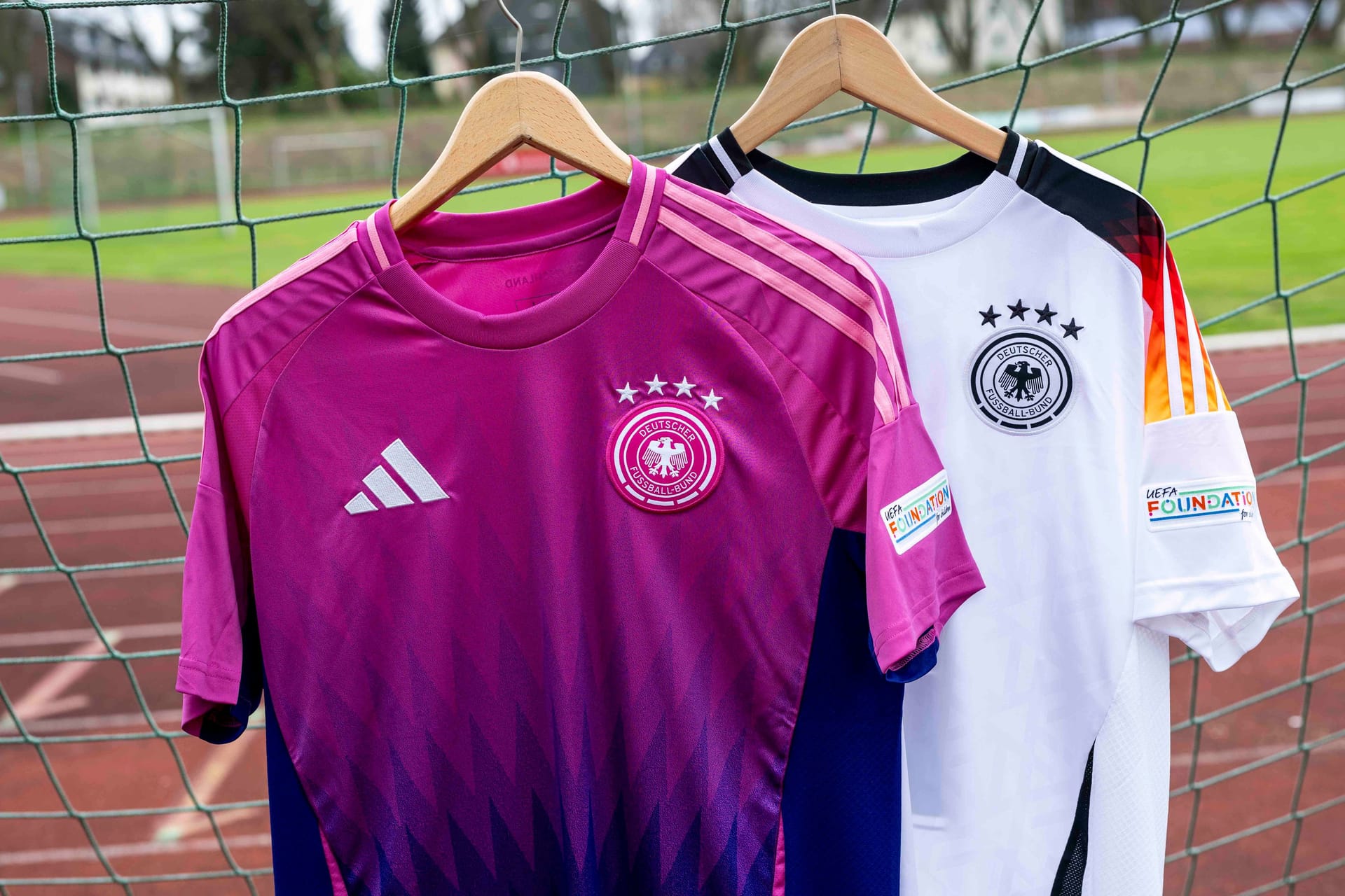 Trikots der deutschen Nationalmannschaft zur EM 2024: Am Hauptbahnhof hat Adidas einen Verkaufsstandort eingerichtet.