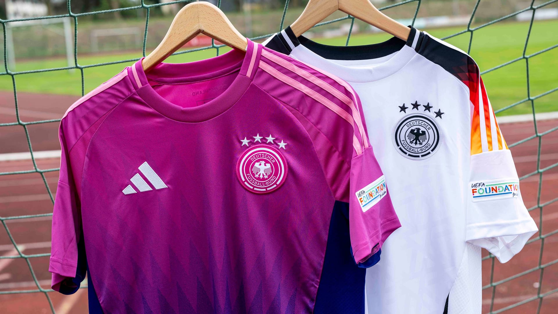 Trikots der deutschen Nationalmannschaft zur EM 2024: Am Hauptbahnhof hat Adidas einen Verkaufsstandort eingerichtet.