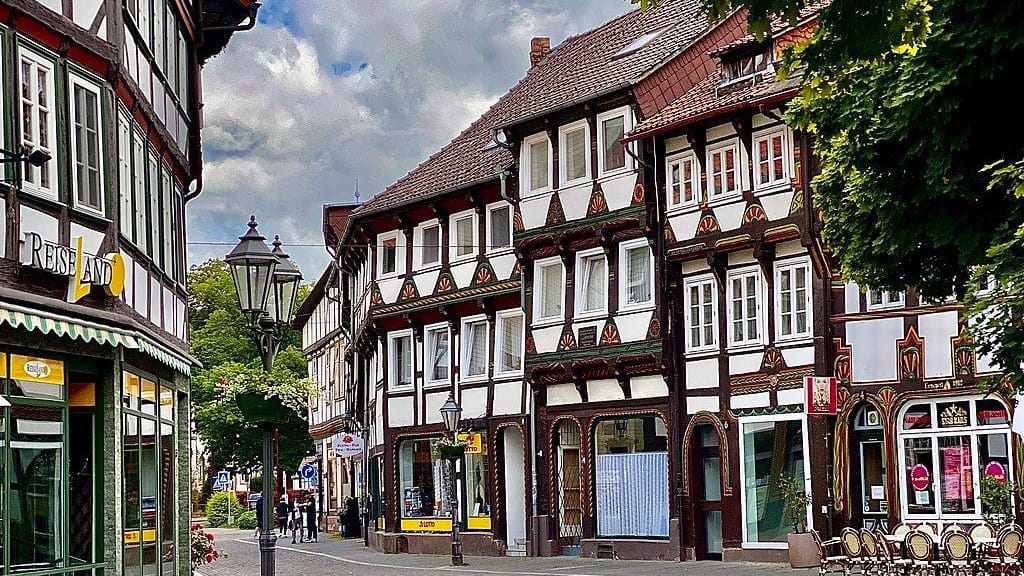 In der Altstadt von Einbeck reihen sich Fachwerkhäuser aneinander.