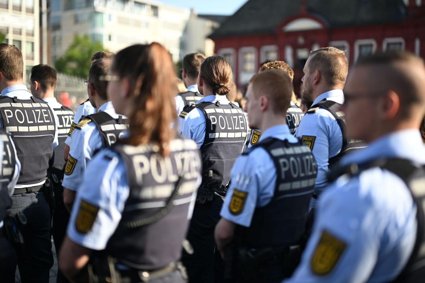 Bei einer Kundgebung unter dem Motto "Mannheim hält zusammen", die anlässlich einer Messerattacke stattfindet, bei der ein Polizist getötet wurde, stehen Polizisten am Marktplatz.
