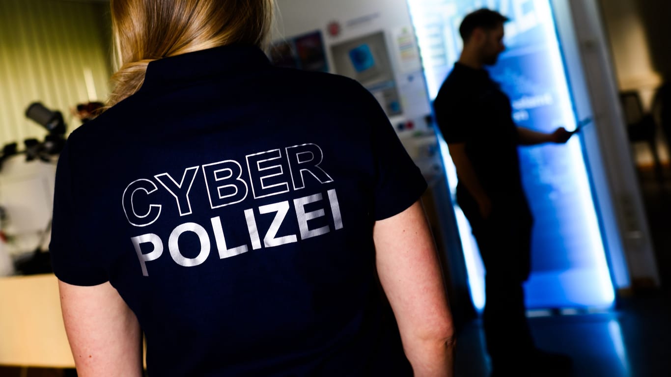 Eine Polizistin mit einem Shirt mit Aufschrift „Cyber Polizei“ (Symbolbild): Die Fälle in dem Bereich steigen erneut.