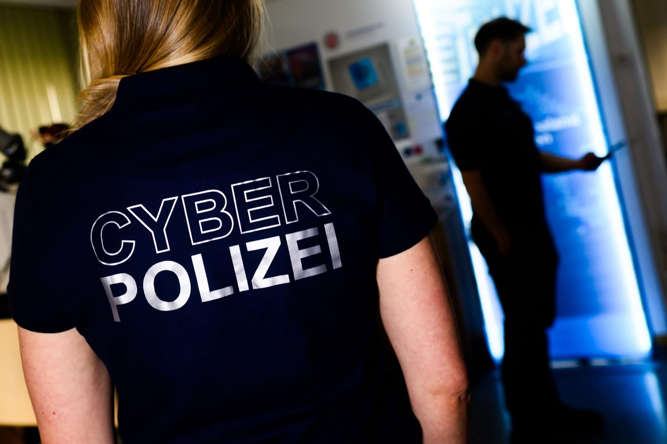 Eine Polizistin mit einem Shirt mit Aufschrift „Cyber Polizei“ (Symbolbild): Die Fälle in dem Bereich steigen erneut.