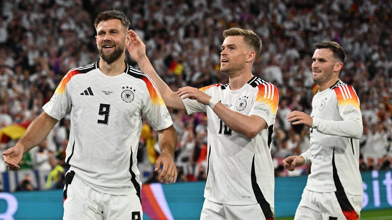 Niclas Füllkrug jubelt mit Maximilian Mittelstädt und Pascal Groß nach seinem Tor zum 4:0 beim Eröffnungsspiel Deutschland gegen Schottland.