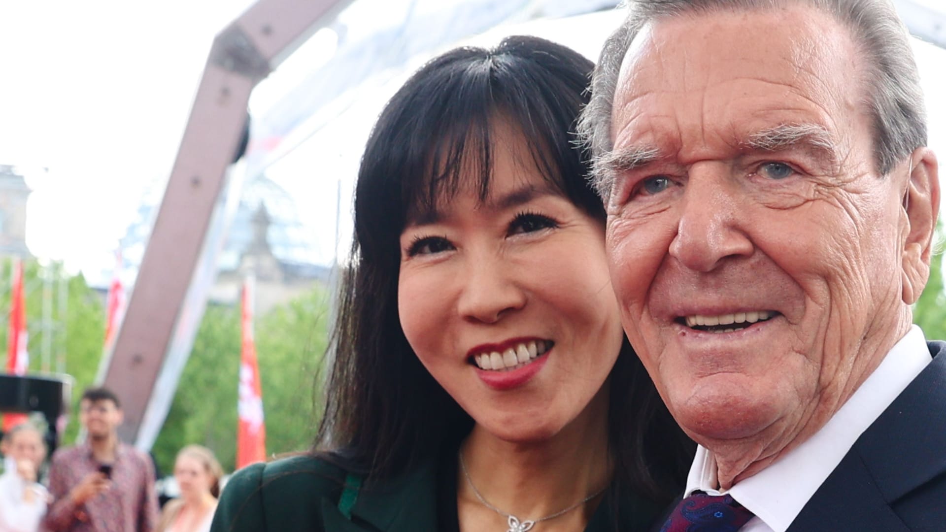 So-yeon Schröder-Kim und Gerhard Schröder nehmen an einer Staatszeremonie in Berlin teil.