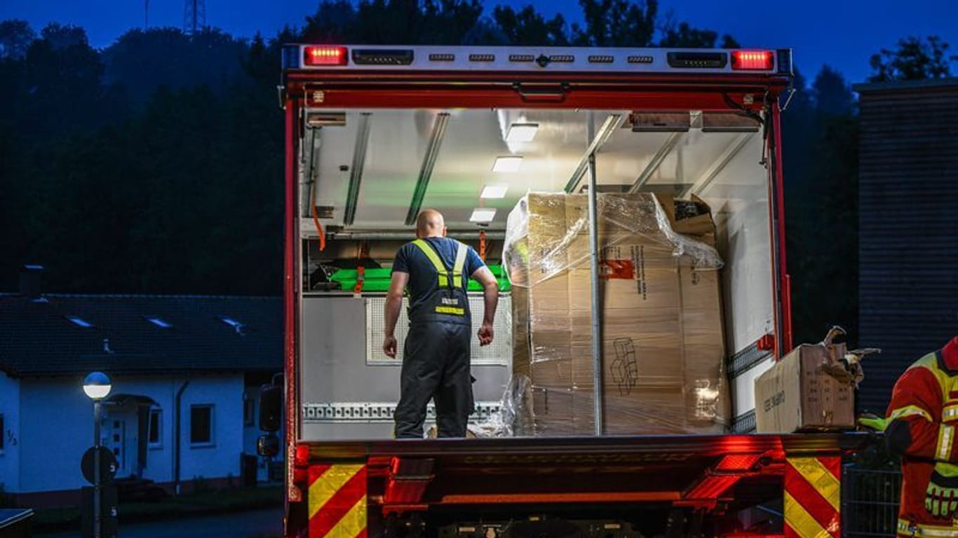 Einsatzkräfte evakuieren Menschen bei Stuttgart: In Ebersbach an der Fils hat das Hochwasser ein Wohngebiet überschwemmt.