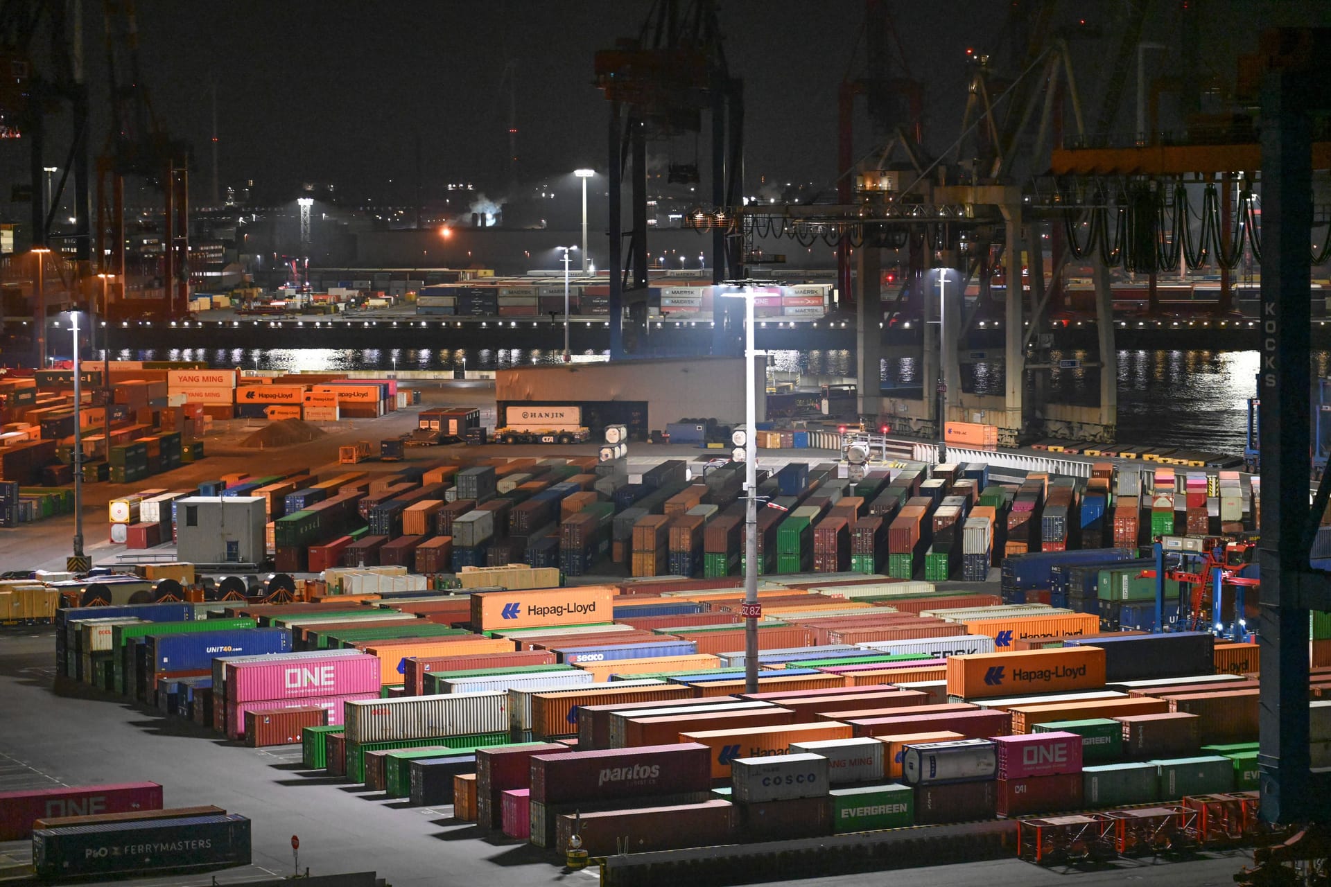 Nachts im Hamburger Hafen (Symbolfoto): Dort wird heute gestreikt.