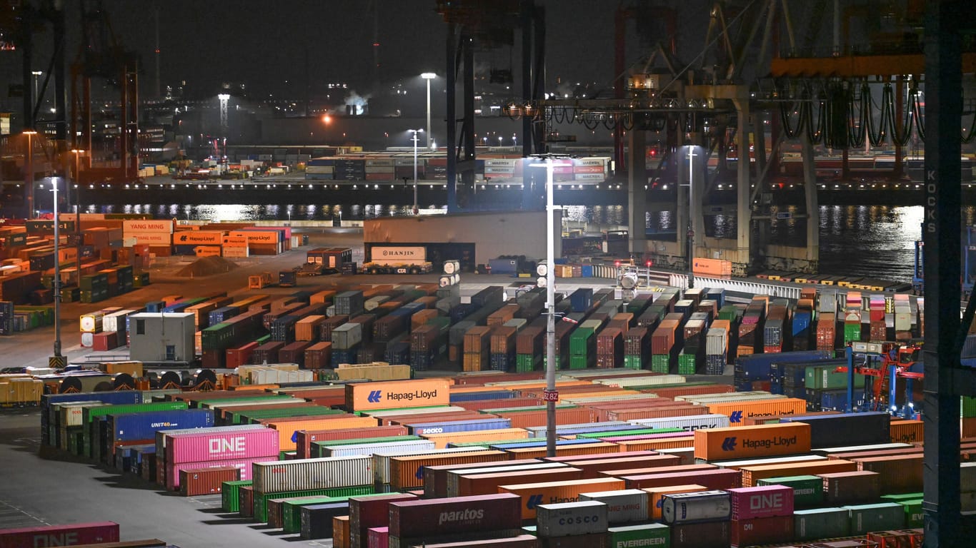 Nachts im Hamburger Hafen (Symbolfoto): Dort wird heute gestreikt.