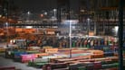 Nachts im Hamburger Hafen (Symbolfoto): Dort wird heute gestreikt.
