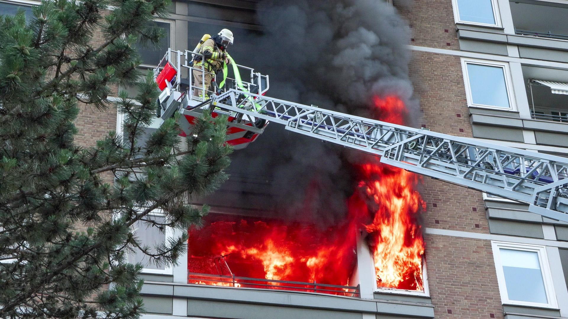 Wohnungsvollbrand in einem Mehrfamilienhaus - Meterhohe Flammen