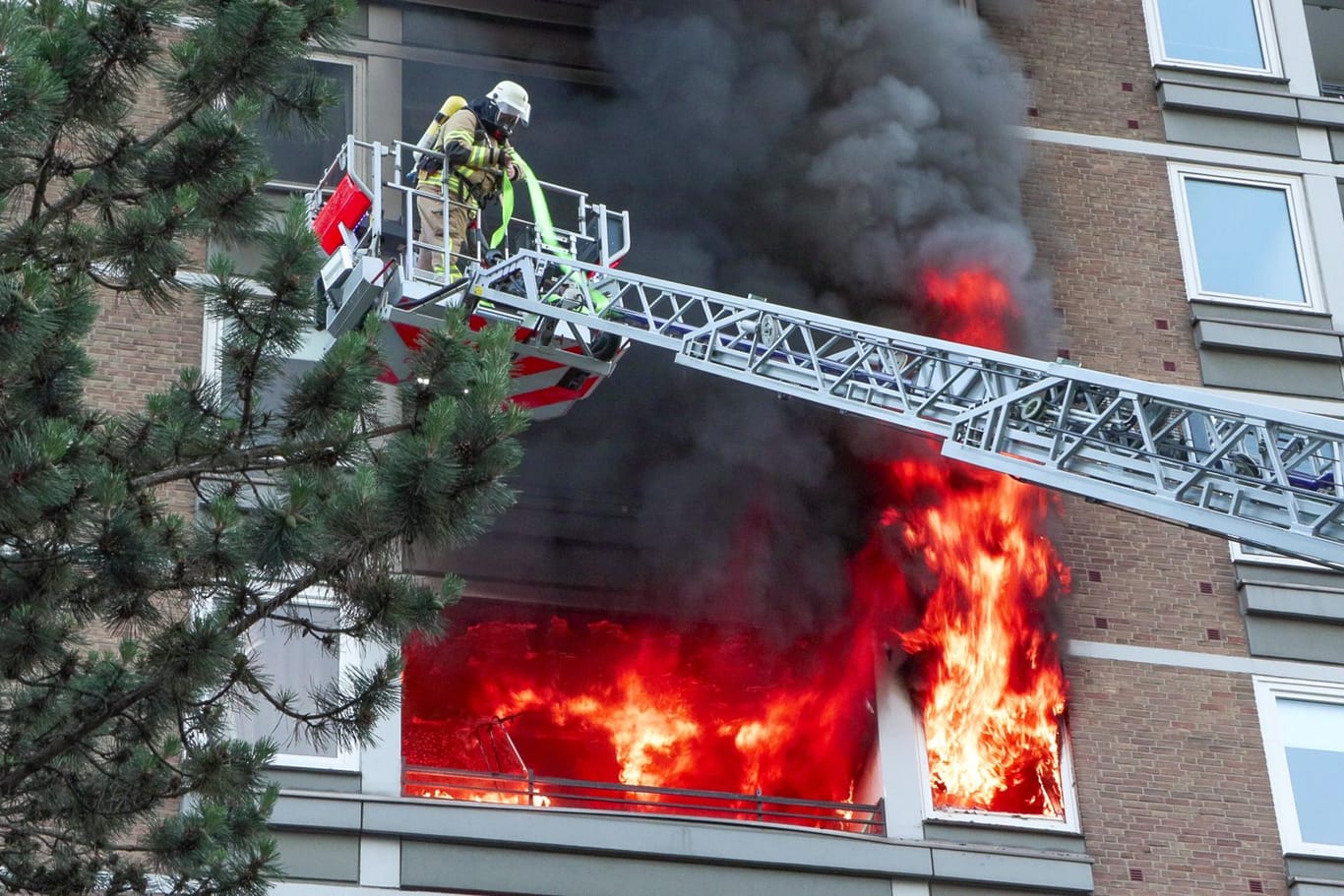 Wohnungsvollbrand in einem Mehrfamilienhaus - Meterhohe Flammen