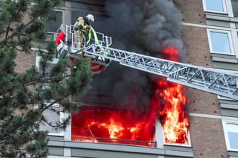 Wohnungsvollbrand in einem Mehrfamilienhaus - Meterhohe Flammen