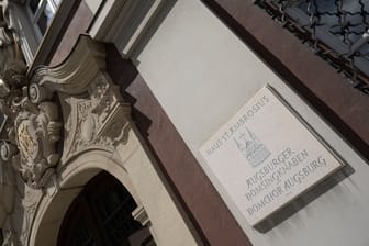 Das Haus Ambrosius ist Sitz der Augsburger Domsingknaben: Ein ehemaliger Mitarbeiter wurde wegen Nacktvideos der Knaben verurteilt.