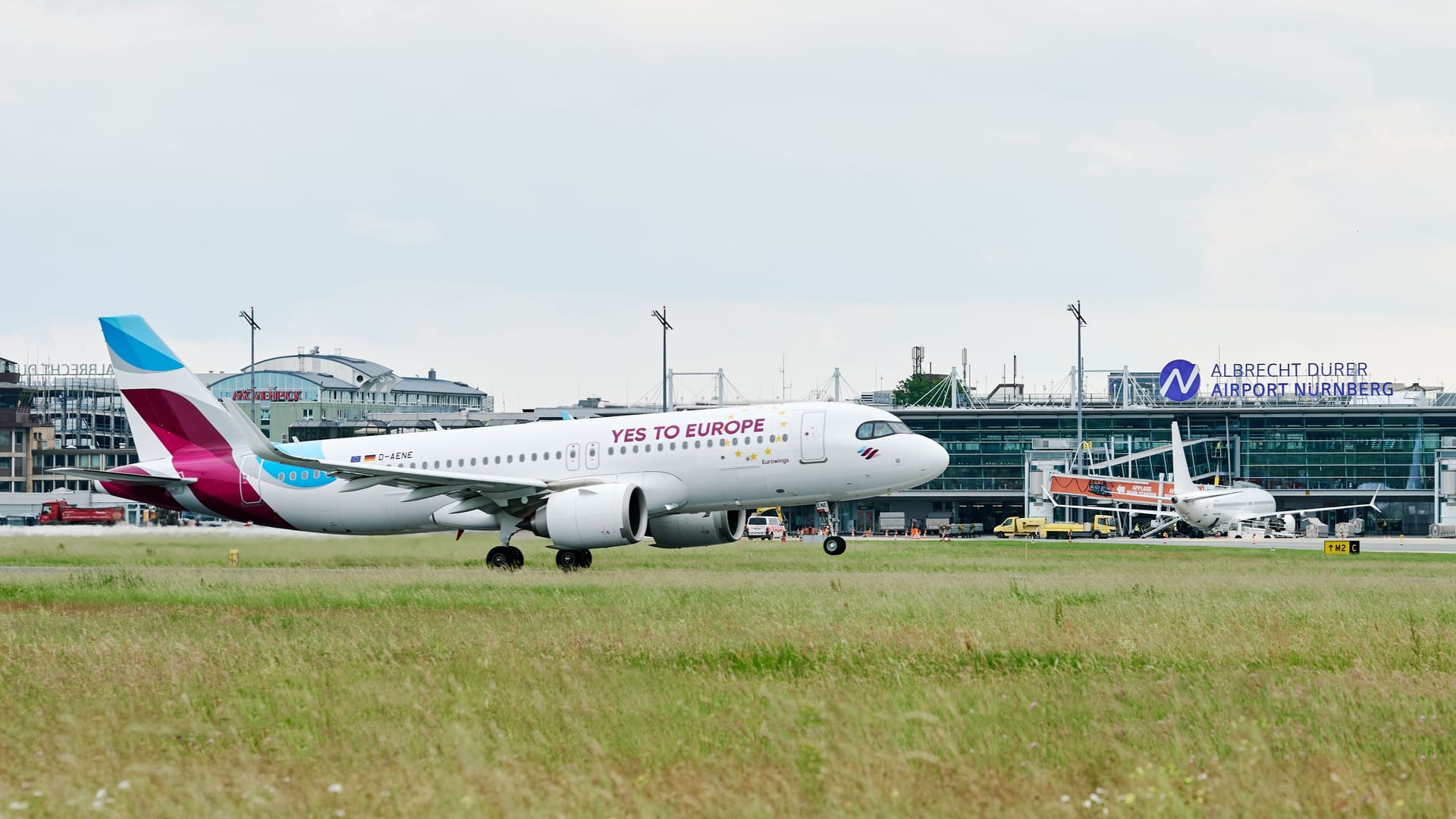 "Yes to Europa" steht auf einem A320neo der Eurowings: Der Jet sei als fliegender Botschafter zur Europawahl unterwegs, so die Airline.