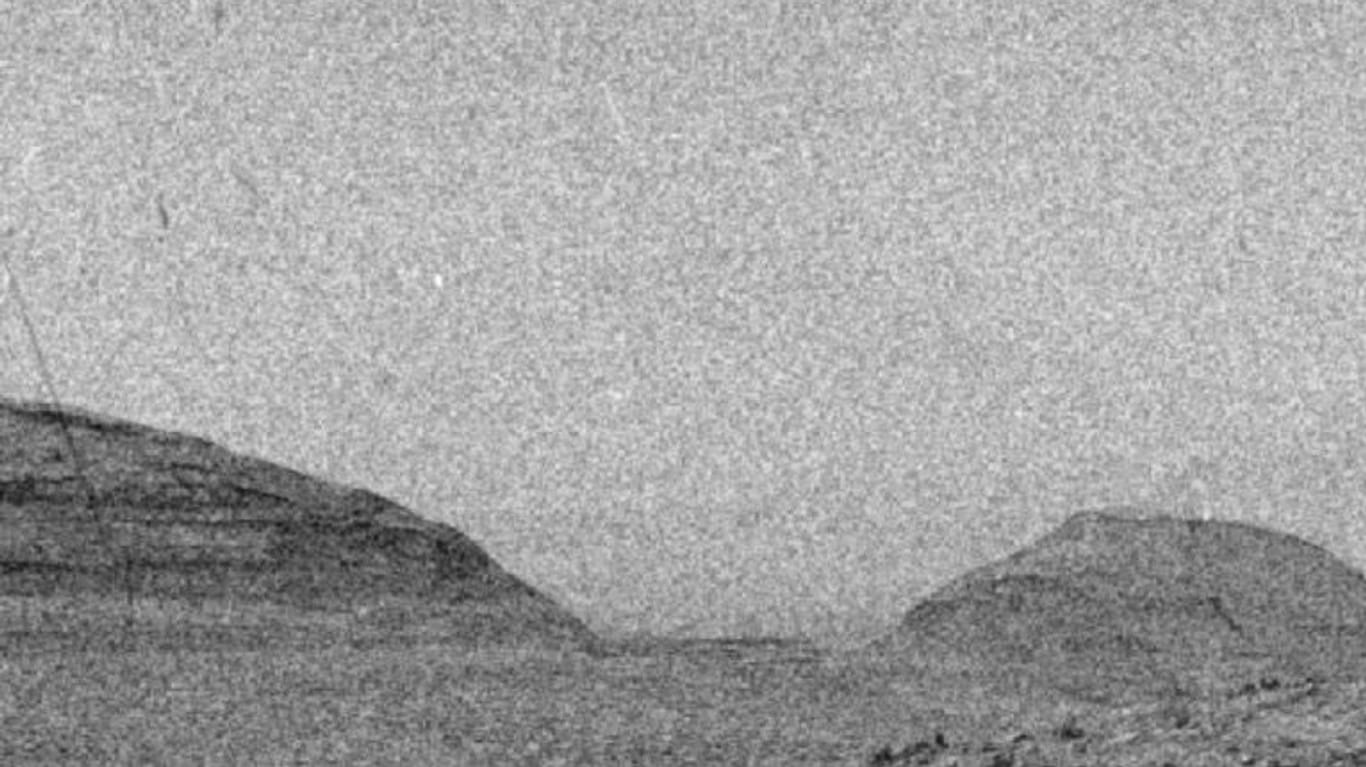 Aufnahmen des Mars-Rover "Curiosity": Die Flecken im Bild wurden durch Sonnenteilchen verursacht.