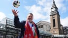 Markus Hock, stellvertretender Bahnhofsmanager, wirft einen Fußball vor dem Hamburger Hauptbahnhof hoch: Die Bahn hat am Mittwoch ihr EM-Konzept vorgestellt.