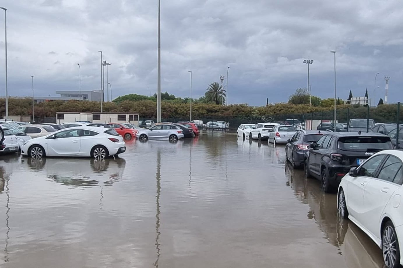 Auch mit dem Mietwagen gab es kein Fortkommen: Der Flughafen und Teile von Palma standen unter Wasser.