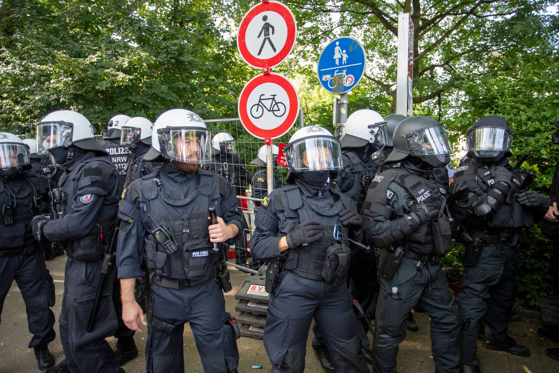 Polizisten bewachen die Grugahalle in Essen beim Parteitag der AfD.