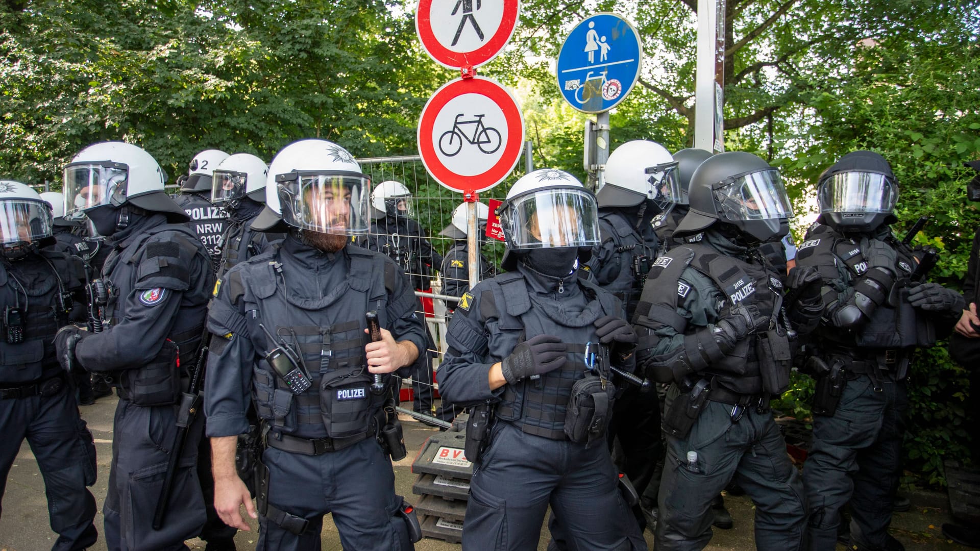 Polizisten bewachen die Grugahalle in Essen beim Parteitag der AfD.