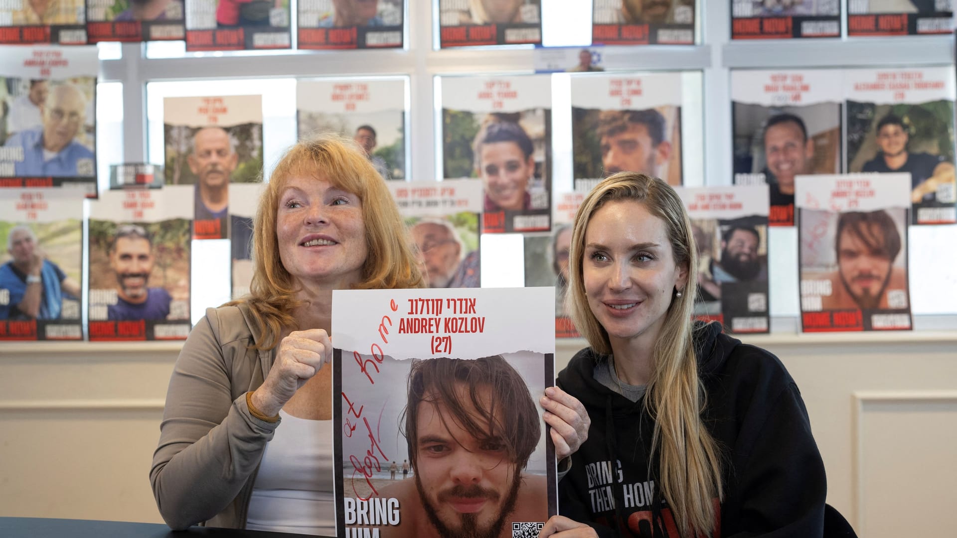 Jewgenija Kozlova (l.), Andreys Mutter, und seine Freundin Jennifer Masters.