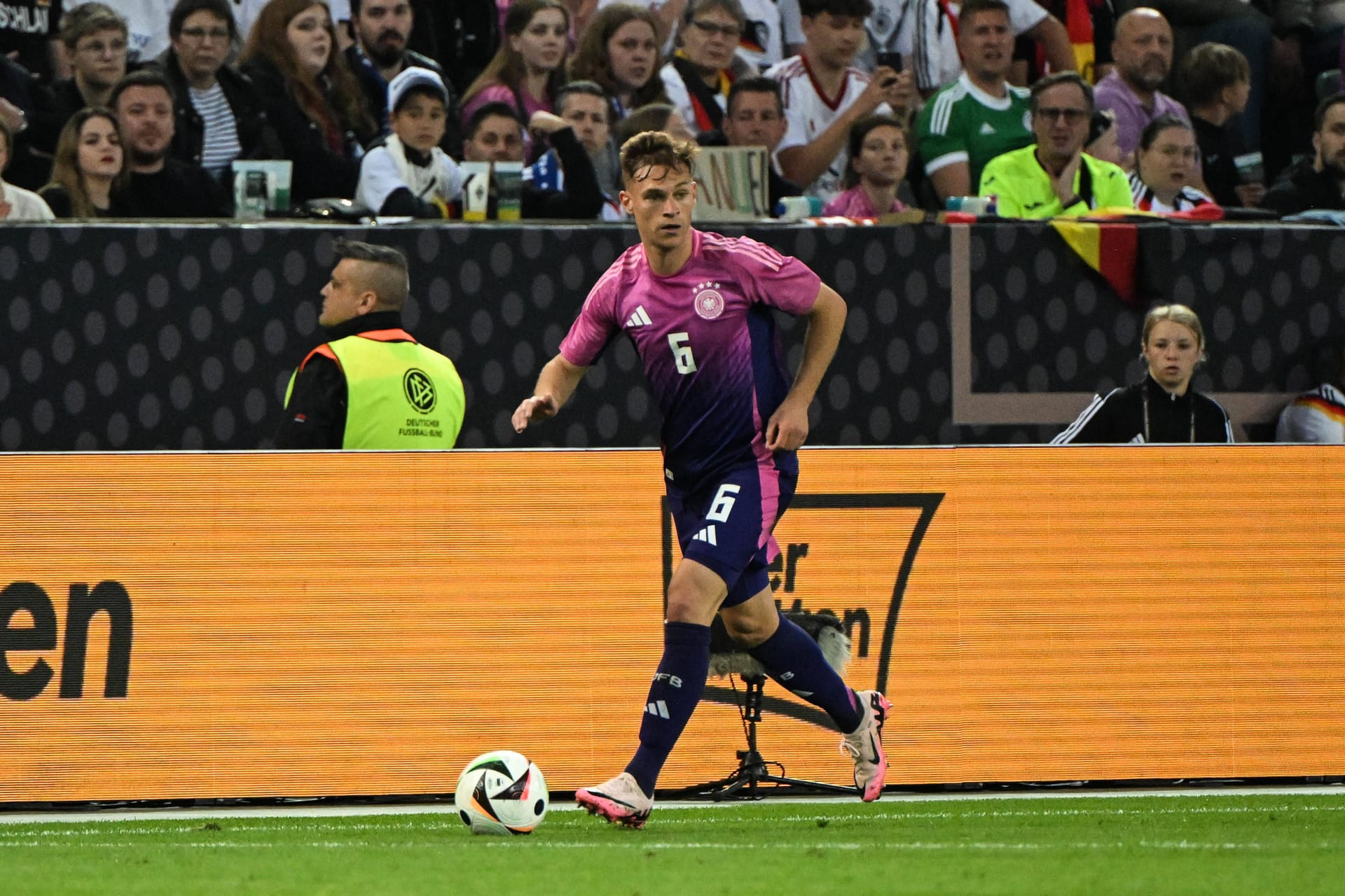 Joshua Kimmich (bis 68.): Startete mit einem schlampigen Pass auf Andrich, der einen gefährlichen Ballverlust zur Folge hatte (2. Minute). Sonst auch kaum durchschlagkräftig auf der rechten Seite, spielte zu behäbig, wurde eigentlich nie gefährlich. Note 5