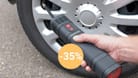 Für weniger als 40 Euro: Mit der Akku-Luftpumpe vom Discounter füllen Sie etwa den Reifen am Fahrrad bequem per Knopfdruck auf.